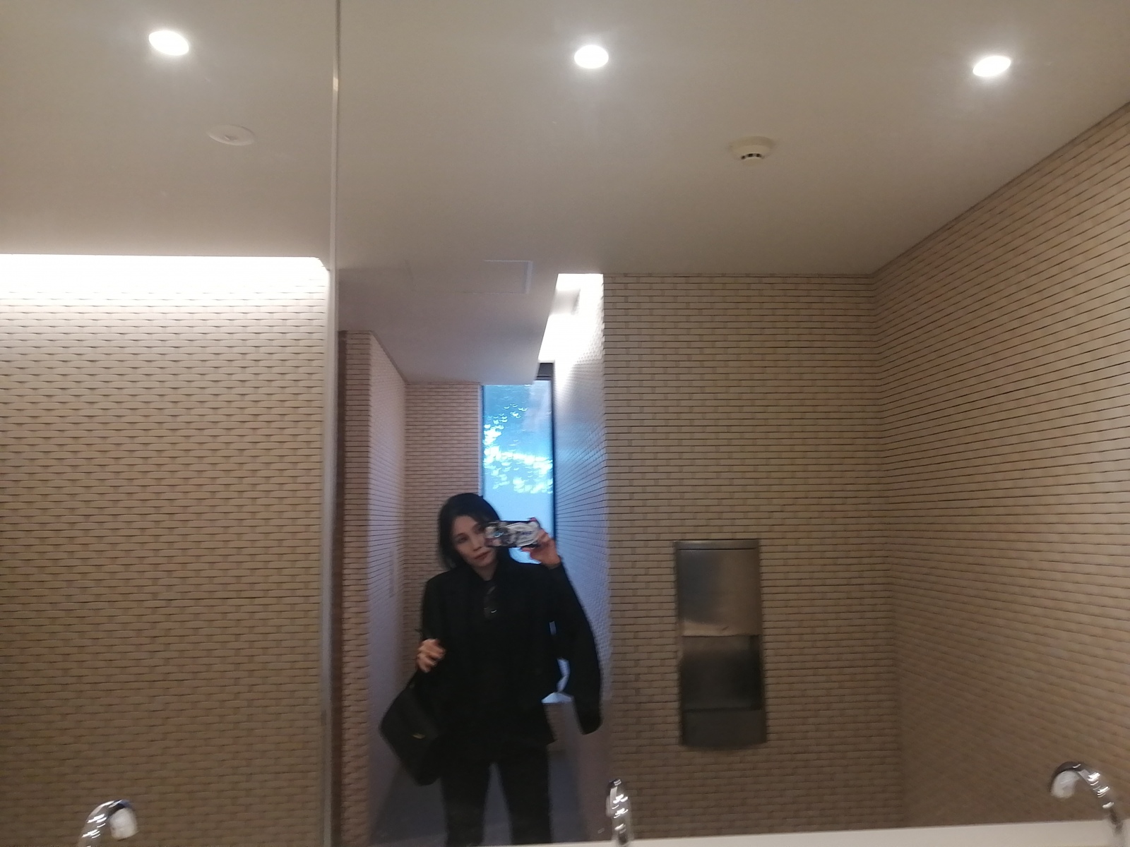 (�ǂ��ł������ł���)�X�[�c���Ē��Ă邾���Ŕ���